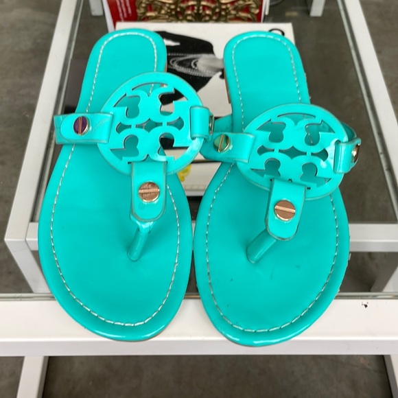 Woman’s sandals - Picture 1 of 3